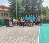 Florbalová soutěž tříd. Sportovní zakončení školního roku plné napětí a zábavy.